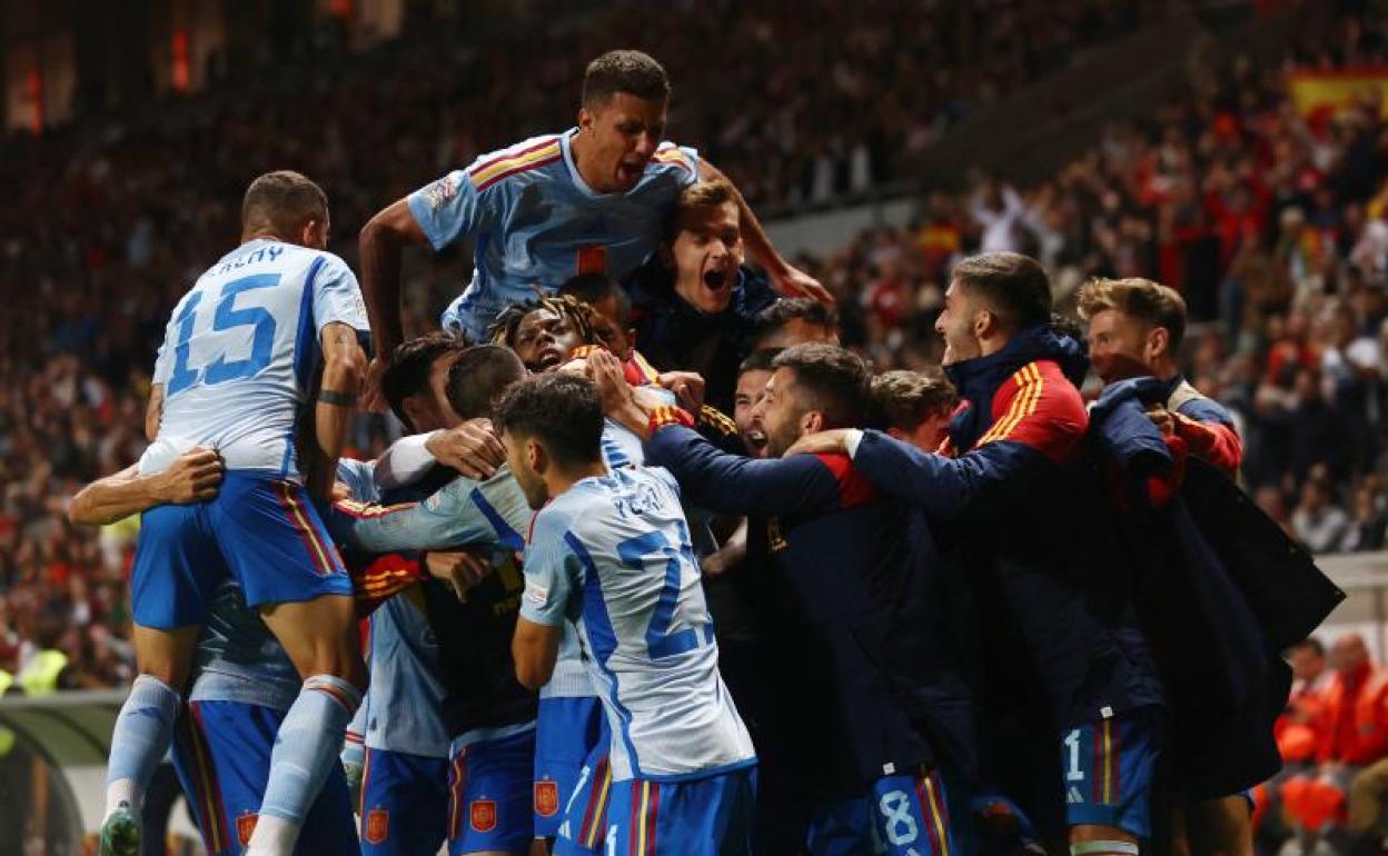 Los jugadores de la selección española celebran el gol de la victoria ante Portugal.