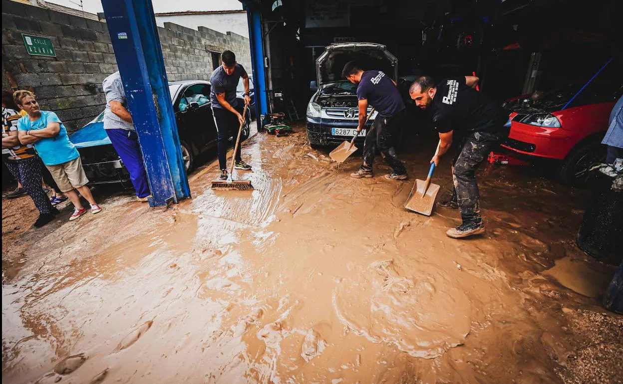 El taller de la calle Barranco de Alomartes tras la riada. 