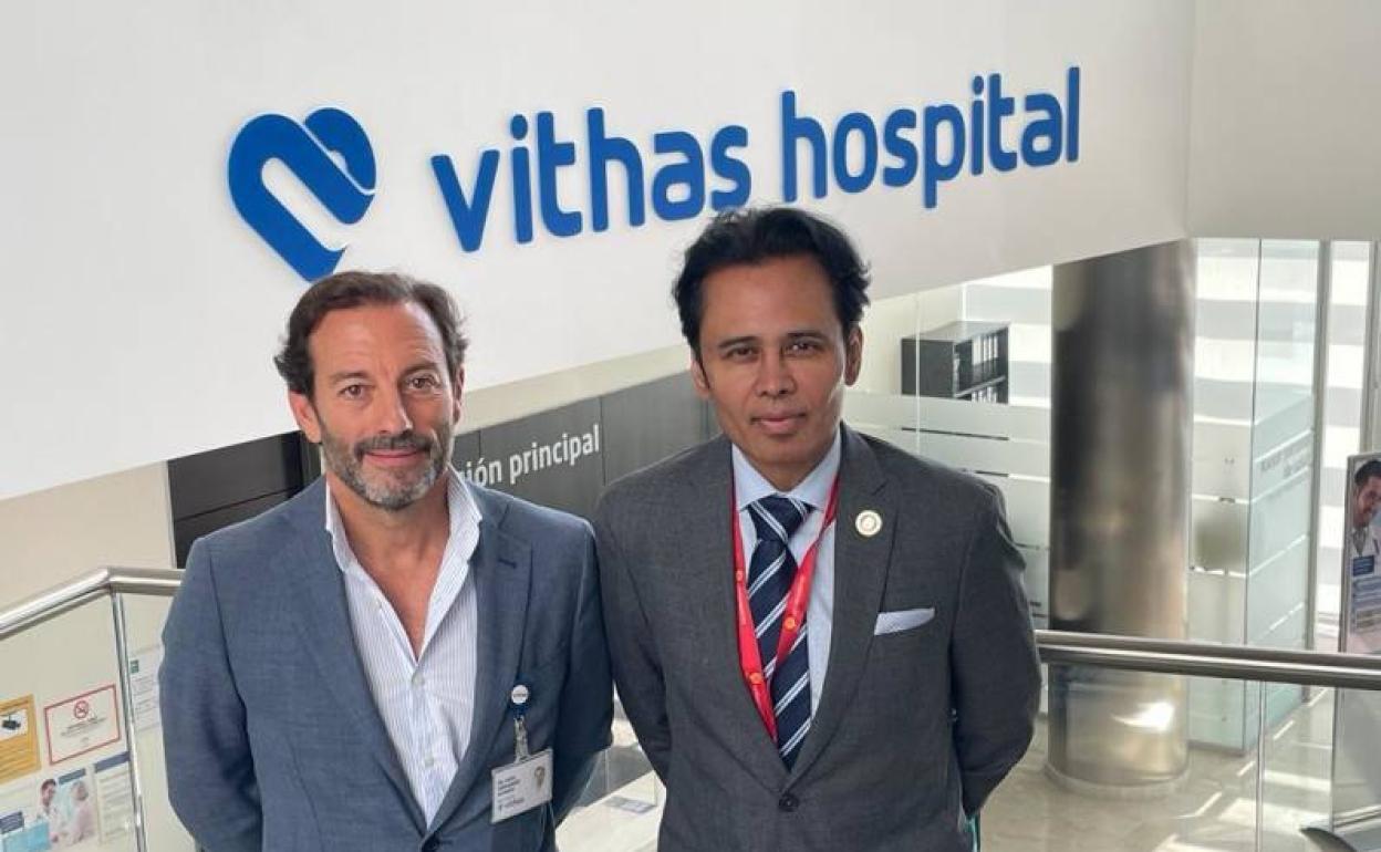 El doctor Ángel Horcajadas y el profesor Saleem Abdulrauf en el Hospital Vithas de Granada. 