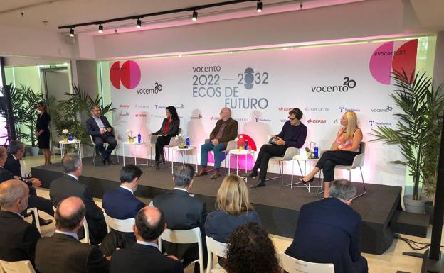 Jesús García Calero, periodista de ABC y moderador de la mesa; Lydia Cacho, Jorge Fernández Díaz, Nicola Lagioia y Roseann Lake, en el acto Ecos de futuro celebrado en la sede de Vocento, en Madrid.