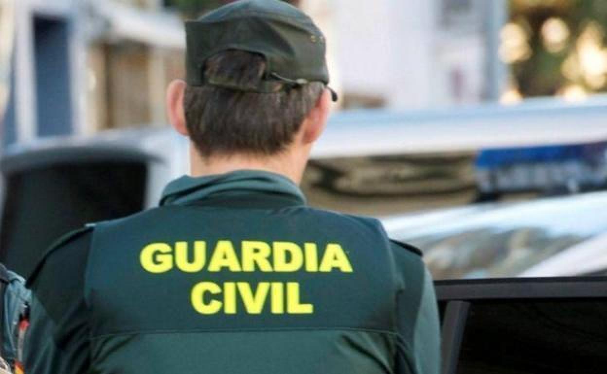 Interceptan a un conductor con el coche cargado de marihuana en Huétor Santillán