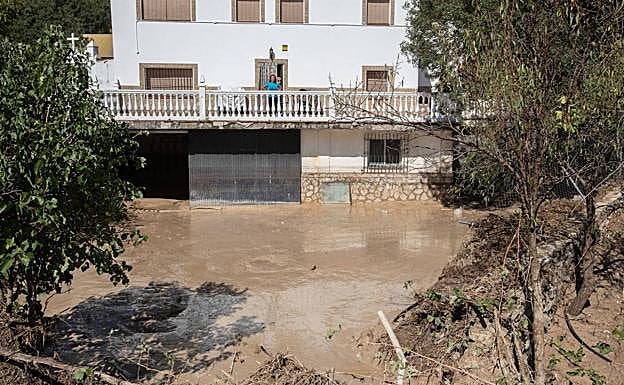 Imagen principal - Imágenes de la tromba que anegó viviendas y negocios el 21 de septiembre de 2021 en Montefrío, tras desbordarse el Arroyo Milanos. 
