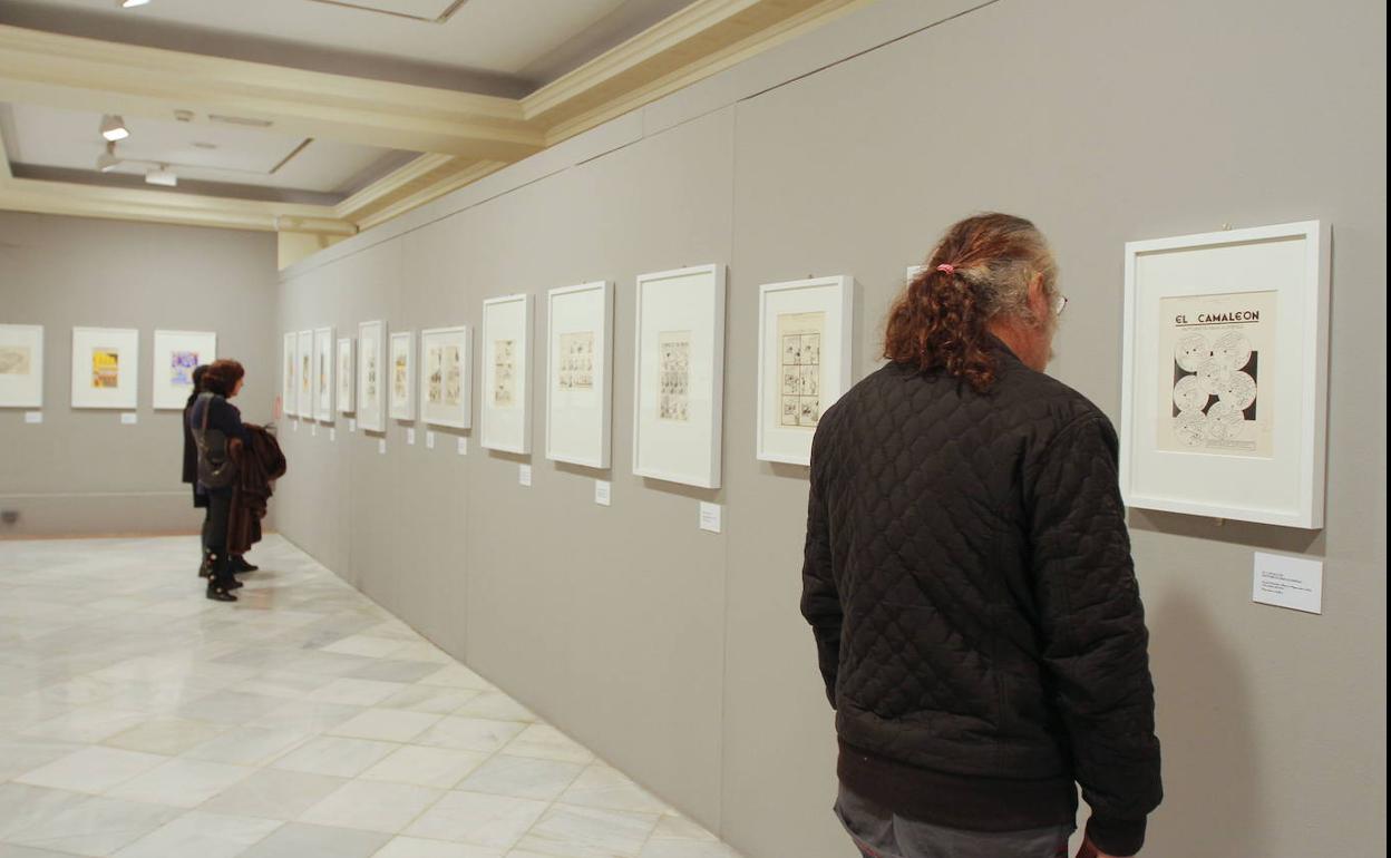 Visitantes en la antigua sala de exposiciones de CajaGranada en Puerta Real.