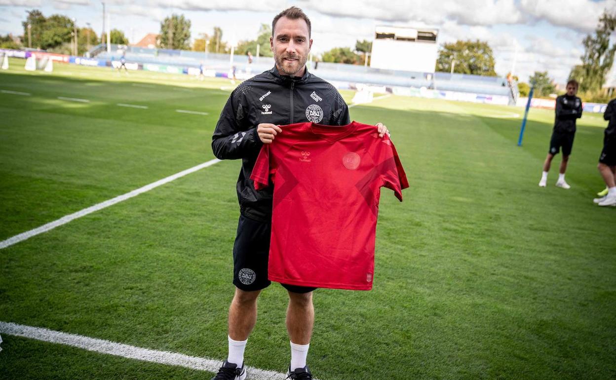 El jugador danés y del Manchester United, Christian Eriksen, posa con la camiseta que lucirá su selección en Catar.