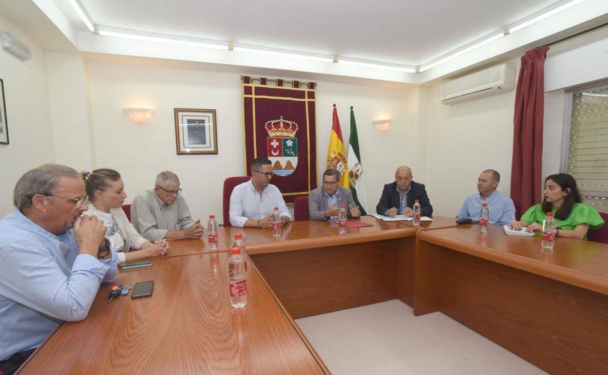 El presidente de la Diputación con los alcaldes de los municipios afectados por el fuego. 