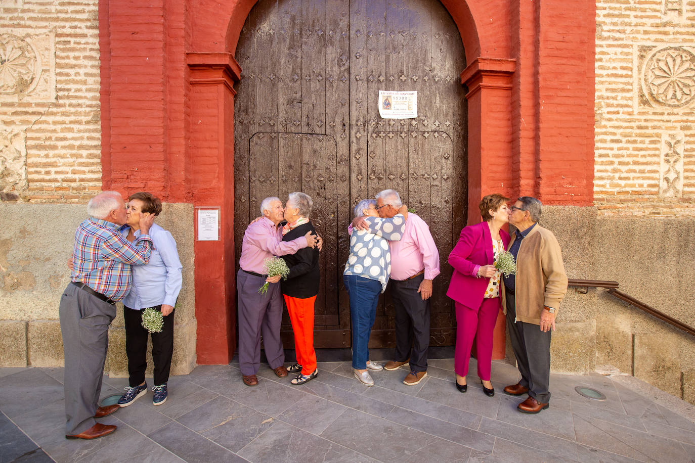 Besos en la puerta de la iglesia del pueblo. 