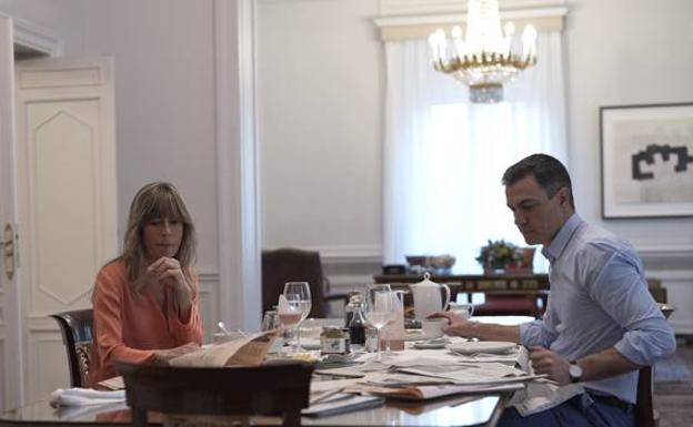 Pedro Sánchez y su esposa, Begoña Gómez, desayunan en Moncloa.