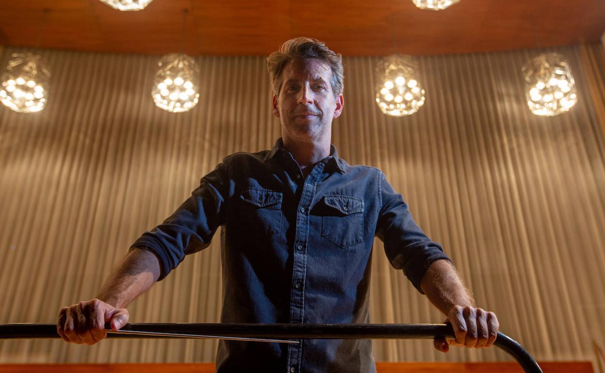 Lucas Macías, agarrado al podio de director, en el Auditorio Falla.