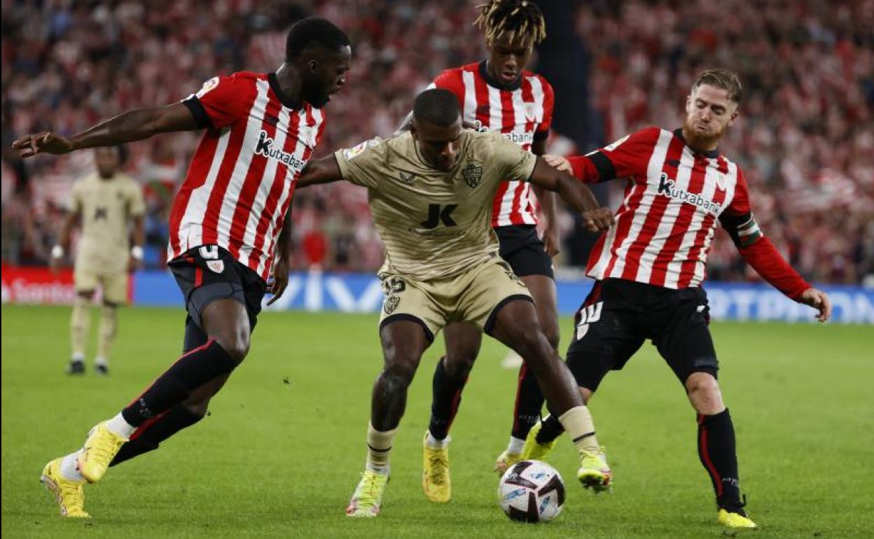 El defensa de la UD Almería Sergio Akieme lucha con Iñaki y Nico Williams e Iker Muniain en el estadio de San Mamés
