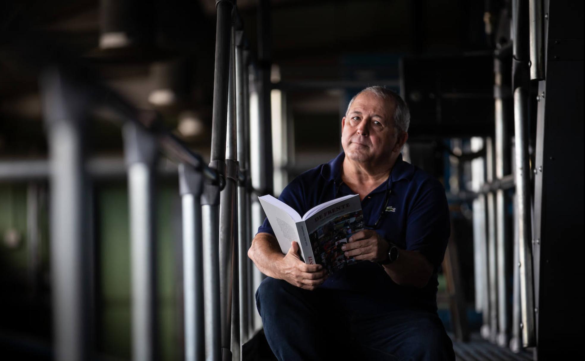 Juan Jesús Hernández, en la rotativa donde se publicaron los artículos que ahora ha recopilado en un libro. 