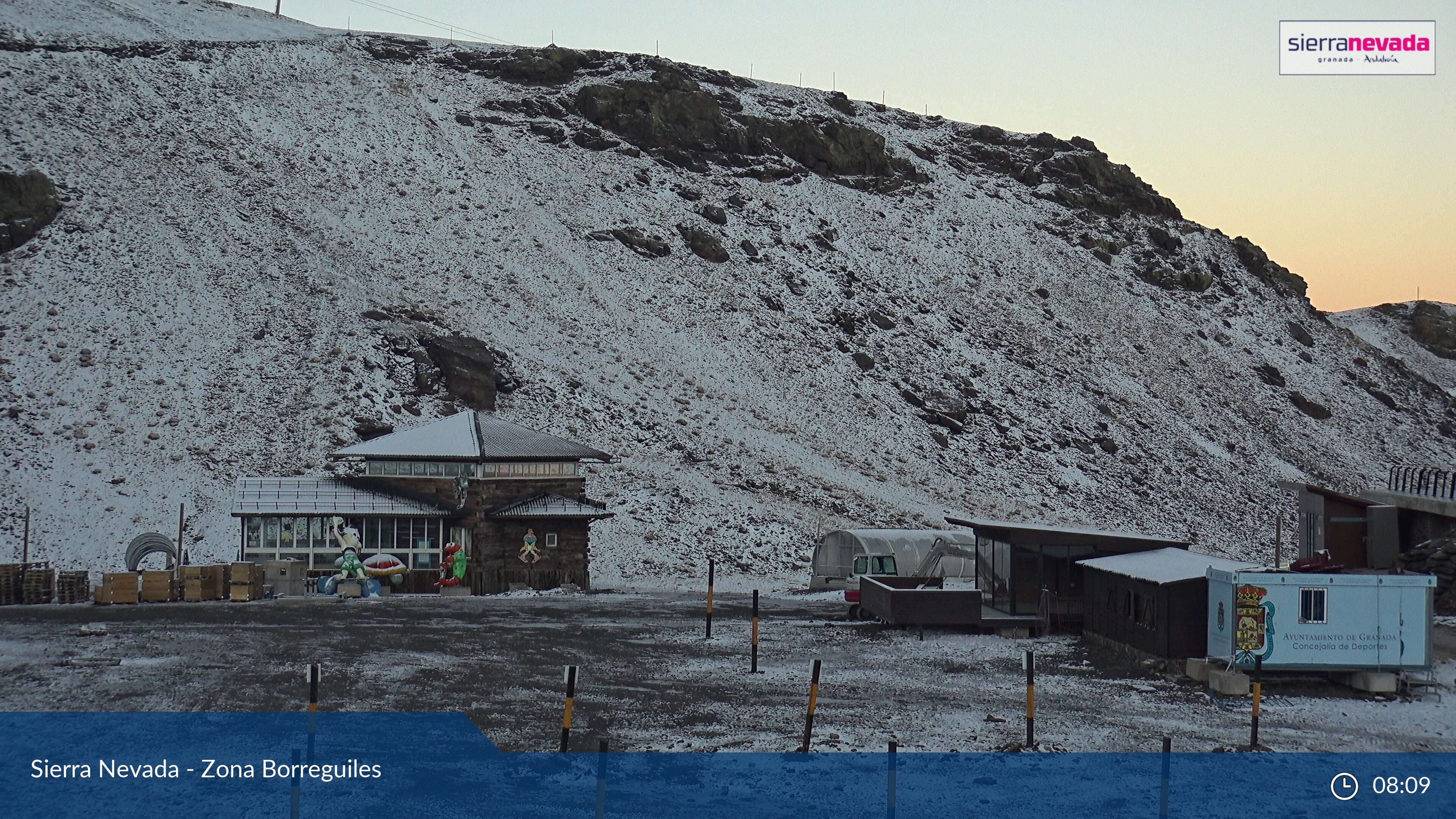 La nieve caída en Sierra Nevada vista desde la capital y desde la estación de esquí