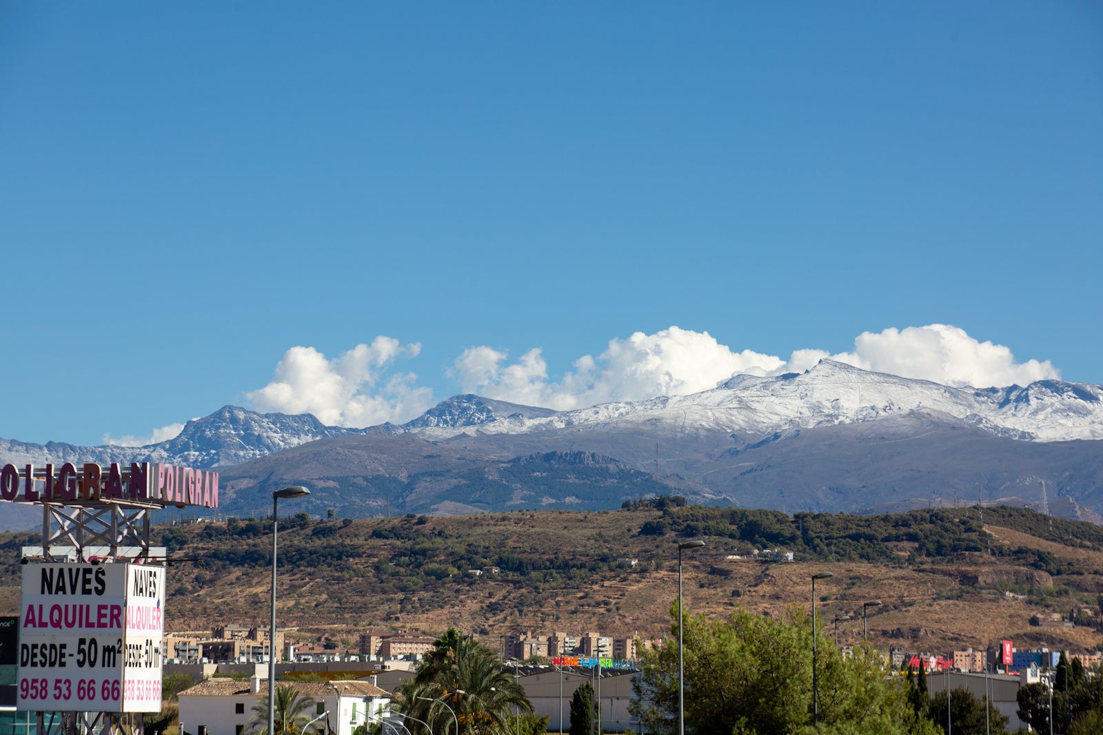 La nieve caída en Sierra Nevada vista desde la capital y desde la estación de esquí