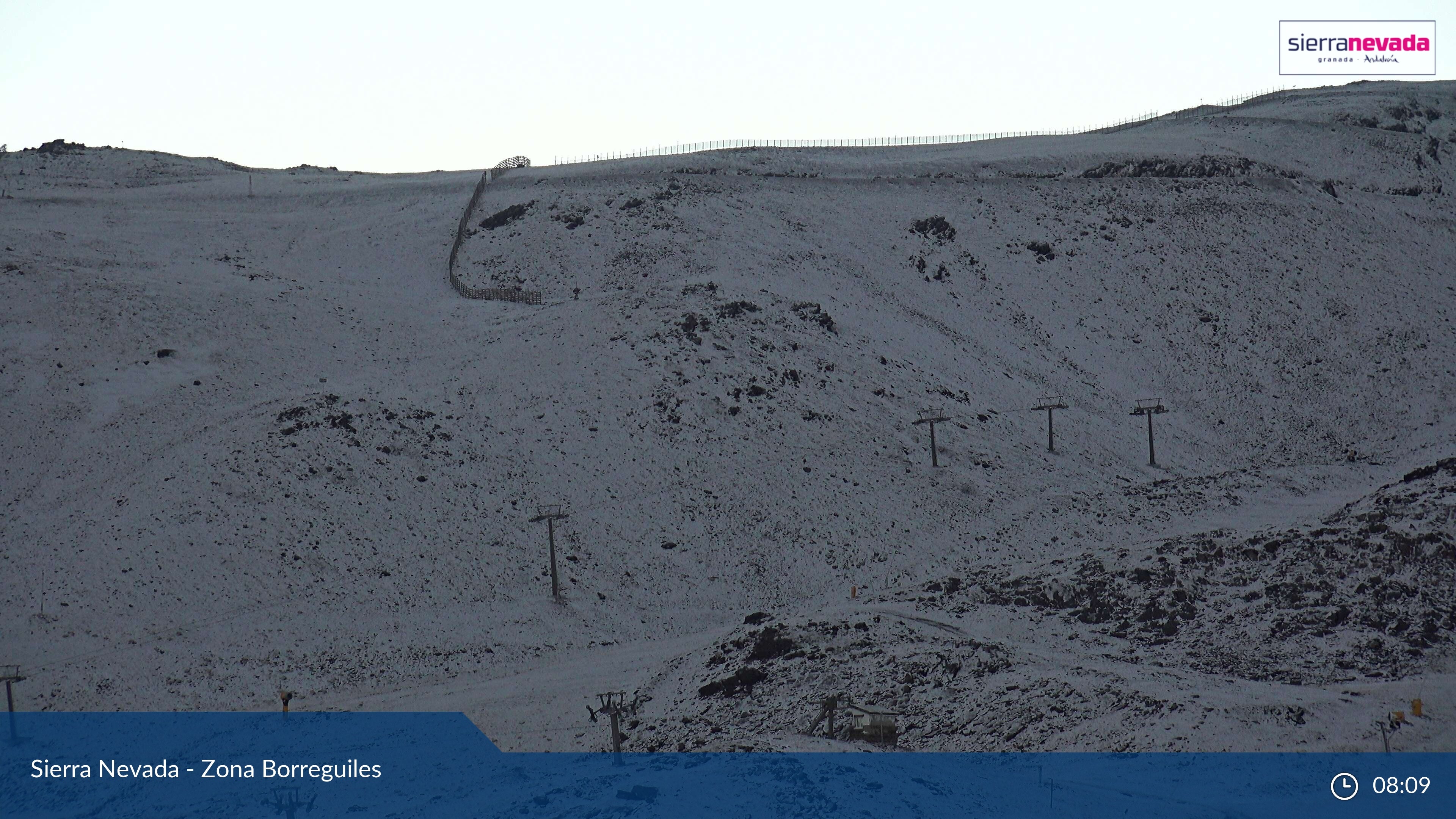 La nieve caída en Sierra Nevada vista desde la capital y desde la estación de esquí