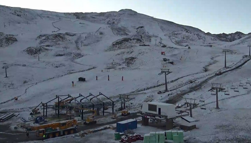 La nieve caída en Sierra Nevada vista desde la capital y desde la estación de esquí