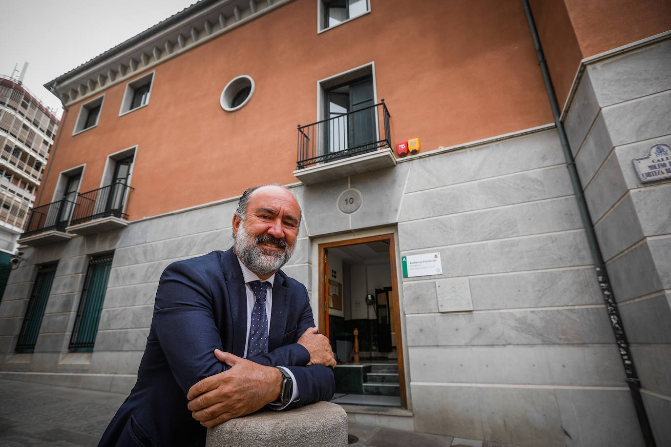 El presidente de la Audiencia, frente a la sede judicial donde está su despacho y las secciones Tercera, Cuarta y Quinta de la Audiencia. 