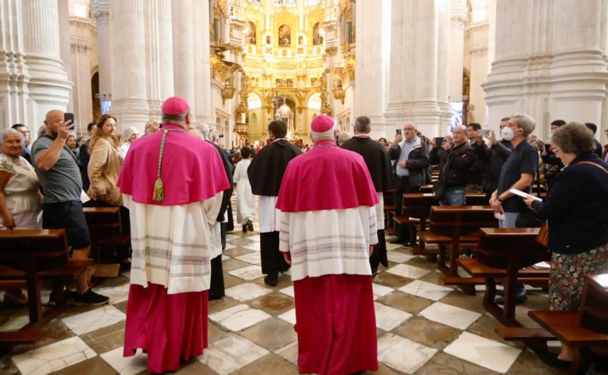 Uno de los momentos de la eucaristía en la Catedral de Granada.