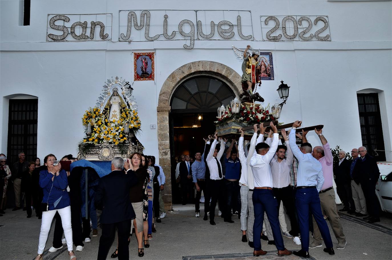 Salida en procesión de la imágenes de San Miguel y de la Virgen de los Remedios en Mecina Bombarón.