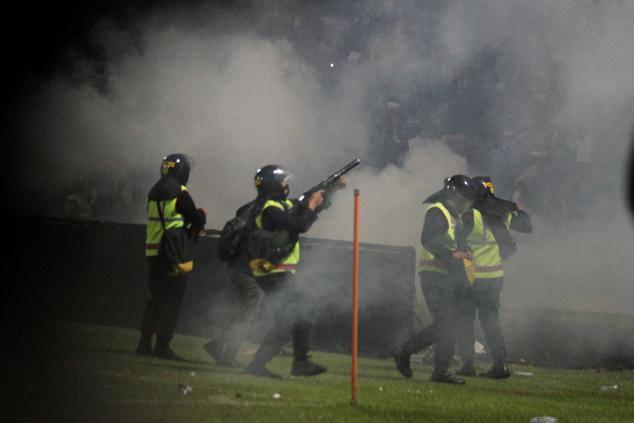 Fotos: Las imágenes de la tragedia en el fútbol de Indonesia