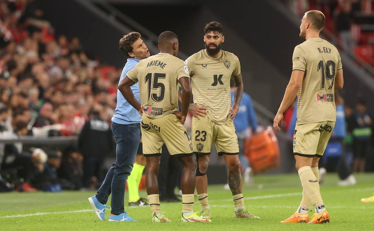 Rubi dialoga con Akieme, Samú Costa y Rodrigo Ely. 