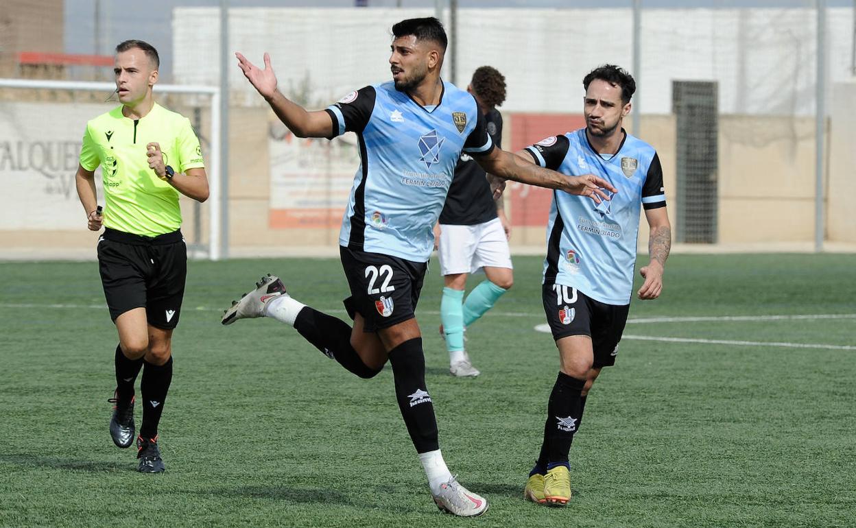 Juan Carlos celebra el primer tanto a la carrera con Ezequiel.