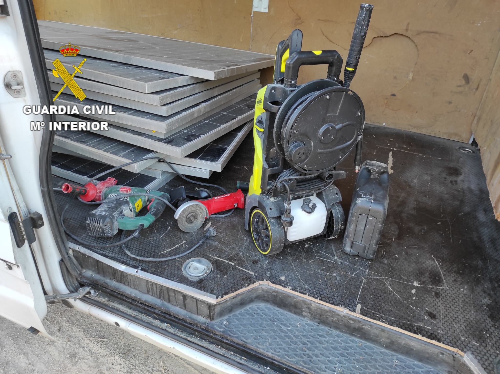 Las doce placas solares, en la furgoneta junto a otros objetos sustraídos y herramientas con las que perpetraron el asalto al cortijo.