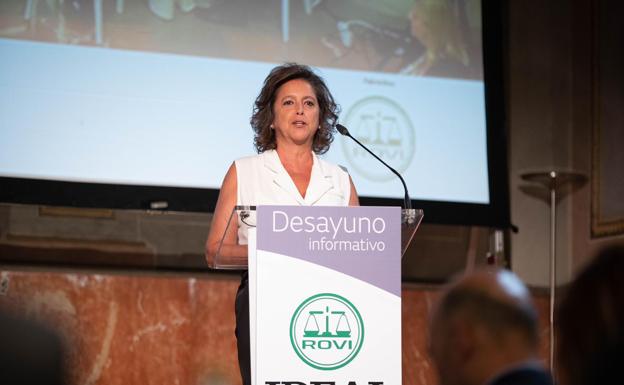 Catalina García, consejera de Salud, durante el desayuno informativo organizado por IDEAL y Rovi