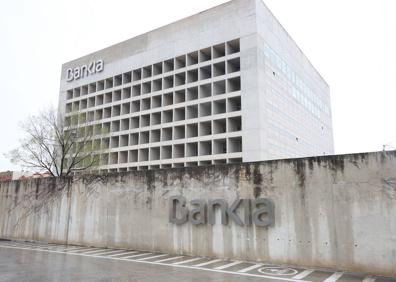 Imagen secundaria 1 - Arriba, el viejo Clínico. Abajo, el Cubo y la antigua sede de la Delegación de Gobierno de la Junta. 