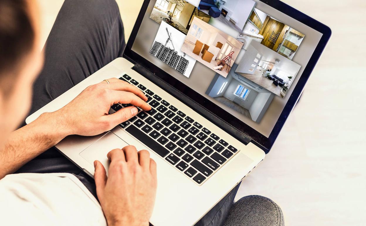 Imagen de archivo de un hombre buscando vivienda en Internet.