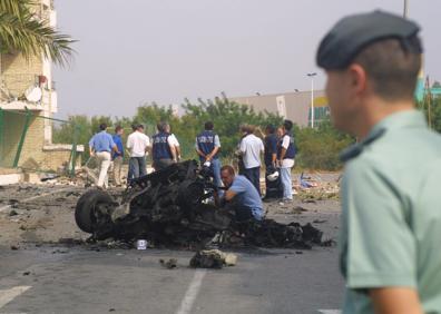 Imagen secundaria 1 - Imágenes del atentado con un coche bomba en Santa Pola.