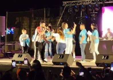 Imagen secundaria 1 - En la primera foto, Paula junto a Omar. En la segunda, todos en el escenario. En la última, Desiree con el artista.