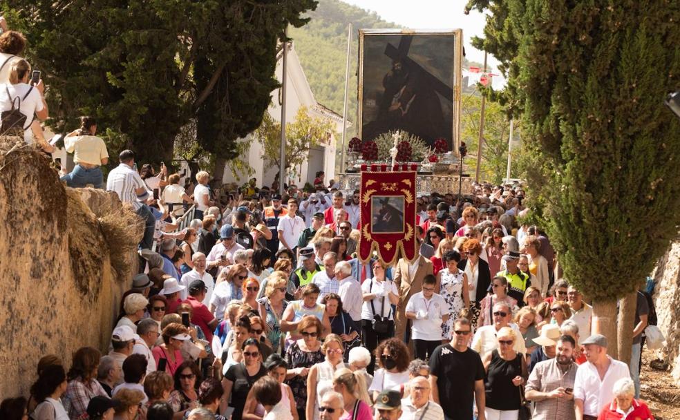 El Santísimo Cristo de la Expiración es bajado desde su Santuario hacia el centro de Moclín.