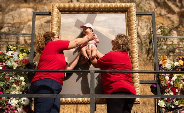 Imagen principal - Distintos momentos de la romería del Cristo del Paño. Emilio y sus familiares y amigos, suben descalzos en cumplimiento de su promesa de por vida.