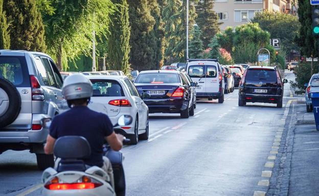 Vehículos circulando por el centro de Granada.