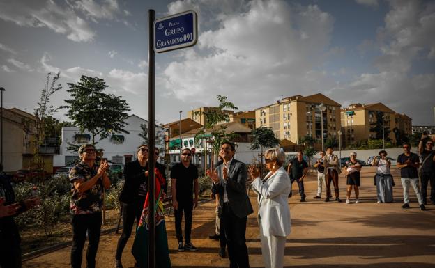 Aplausos tras el descubrimiento de la placa. 