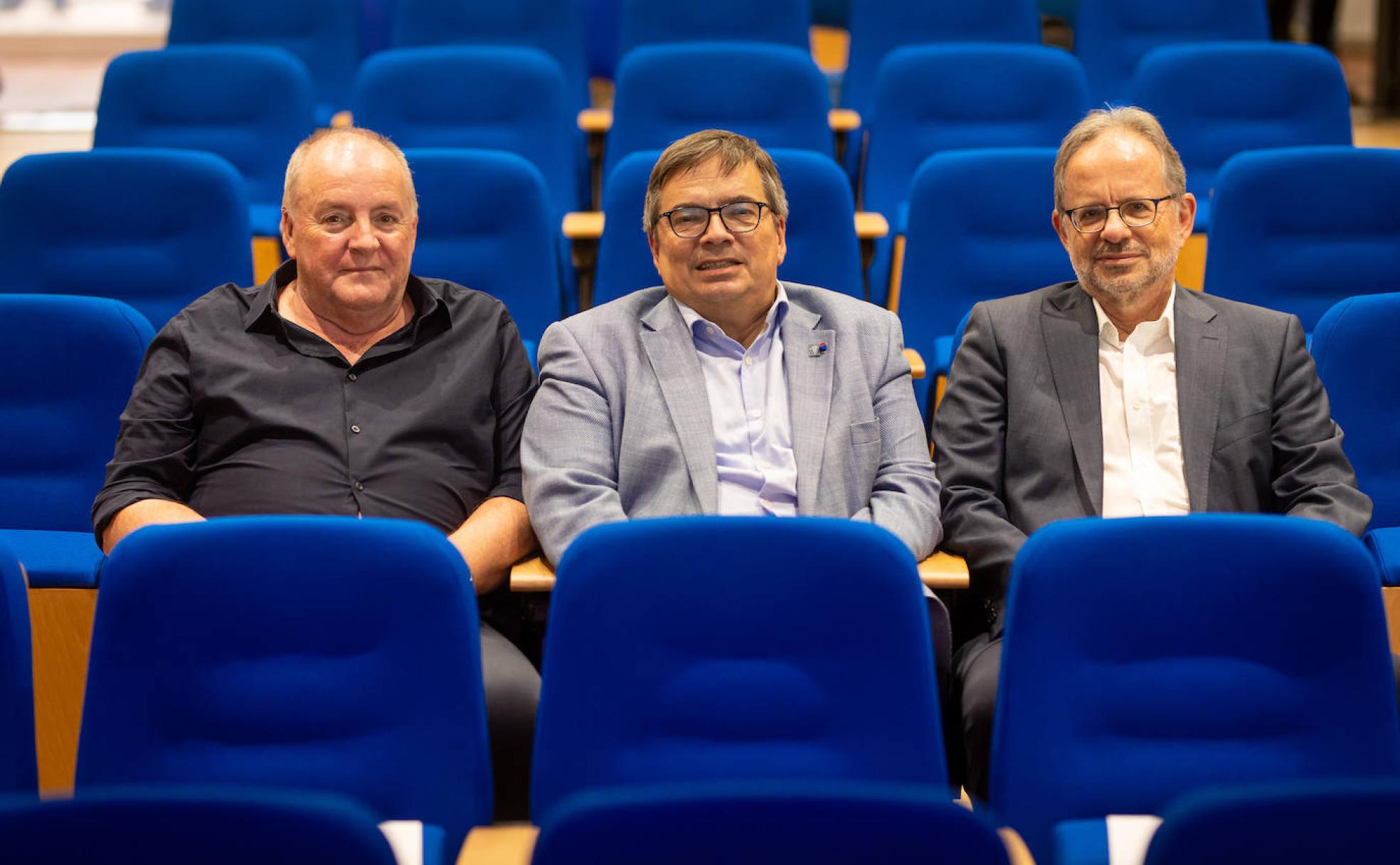 Phil Diamond, Xavier Barcons y Wolfgang Wild, responsables de las infraestructuras SKAO, ESO y CTAO, en el salón de actos del IAA.