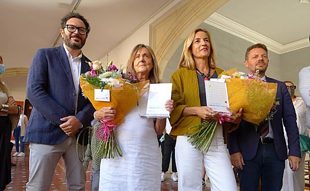 La mujer de Pérez Siquier, Teresa, y su hija Sonia recibieron una placa conmemorativa de la Escuela de Arte. 