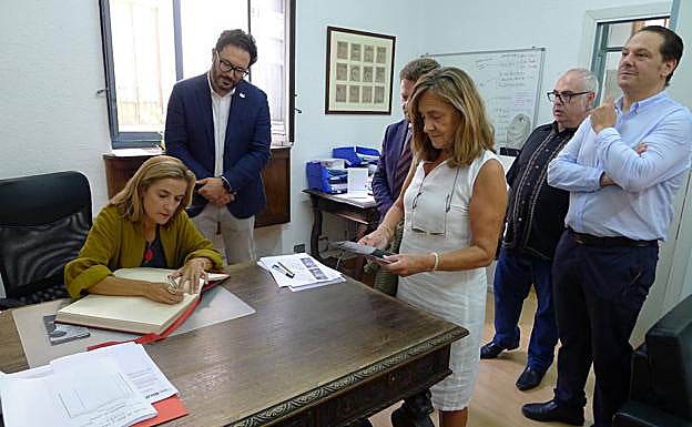 También firmaron el Libro de Honor de la institución. 