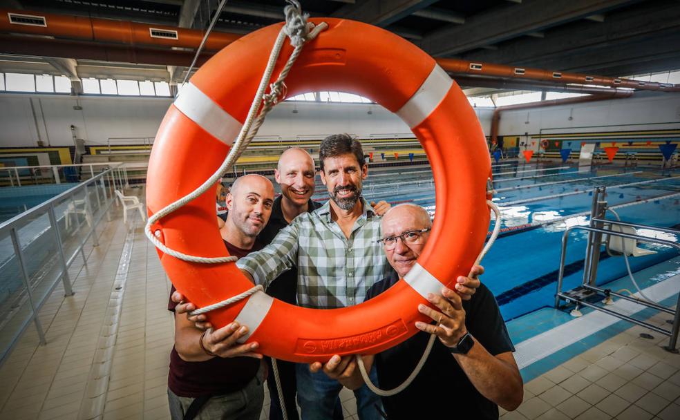Joaquín, con camisa de cuadros, y sus tres ángeles de la guarda, como llama a sus salvadores, José Ramón, David y Ánge