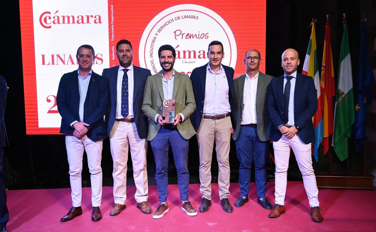 El presidente, Jesús Medina, arropado por su junta directiva en la entrega del premio especial del jurado. 