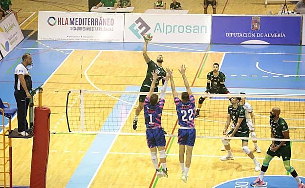 Imagen principal - Arriba, ataque de Marco Ferreira. Abajo a la izquierda, Víctor Rodríguez ante el bloqueo de Postemski y Amorin. Abajo a la derecha, bloqueo de Víctor Rodríguez sobre Amorin. 