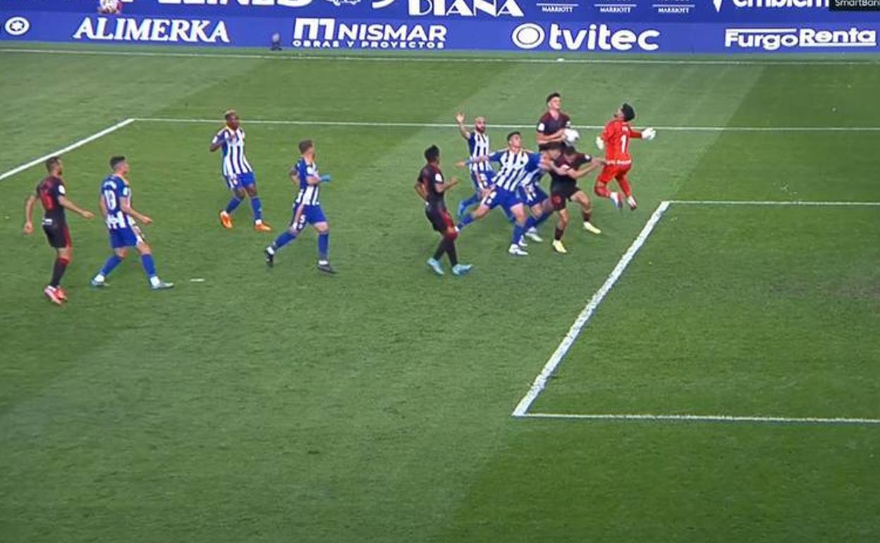 Momento en que Rubio remata involuntariamente con los brazos. 