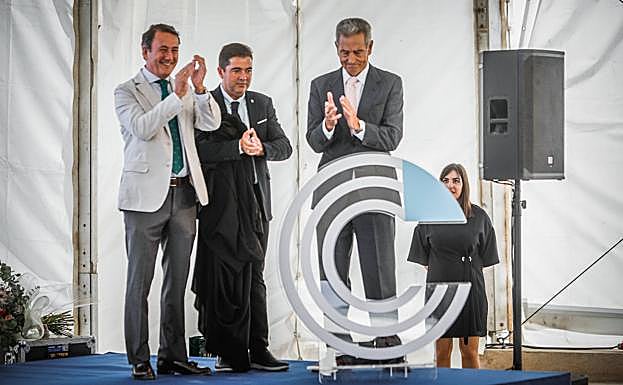 El gerente de la Citai, Sergio González y el presidente, Carlos Infanzón, flanquean al alcalde de Escúzar, Antonio Arrabal, esta semana en la entrega del primer premio del parque al regidor. 