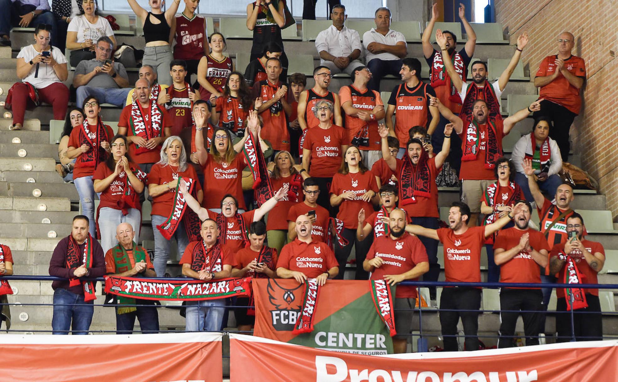 La grada rojinegra se hizo notar mucho en el Palacio de los Deportes de Murcia. 