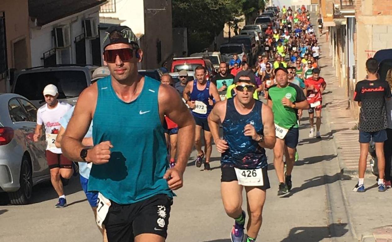 Grupo estirado en el segundo kilómetro de la prueba. 