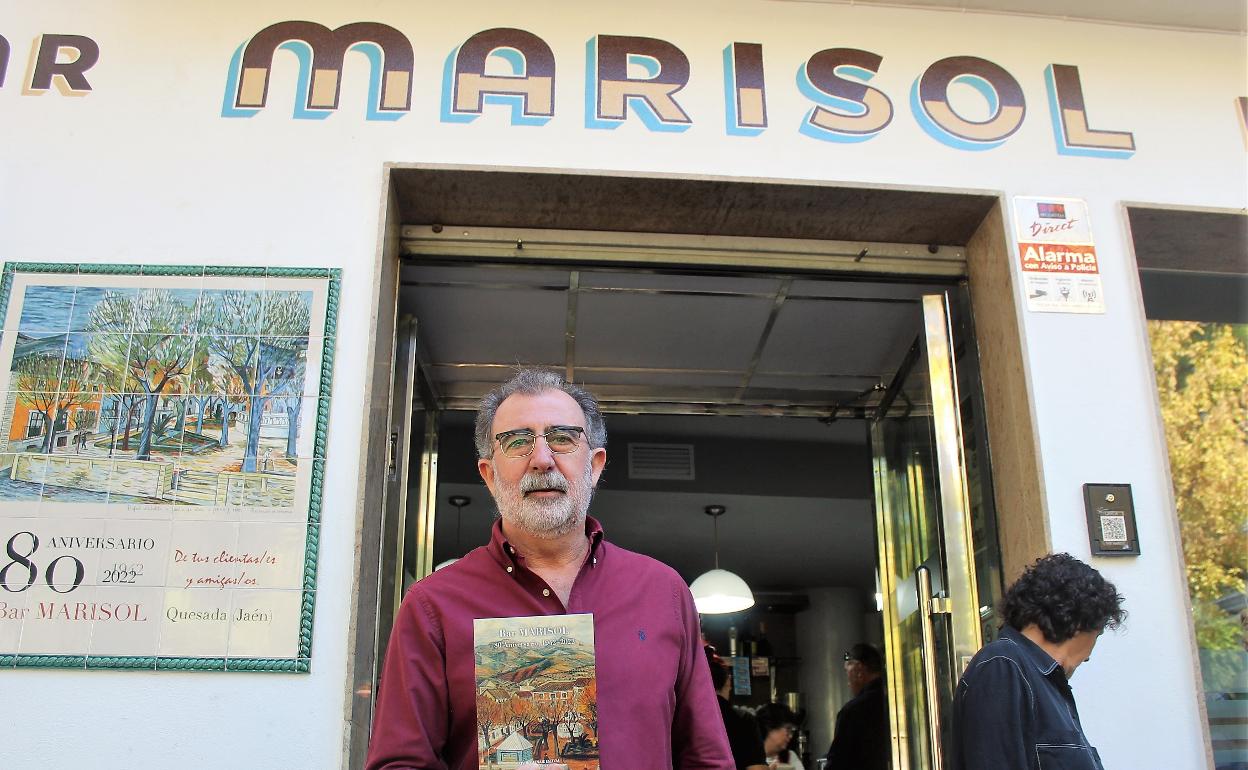 Miguel Ángel Rodríguez con un ejemplar de su obra, delante del Bar Marisol. 