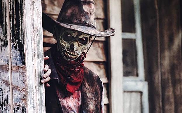 Zombie vestido de vaquero.