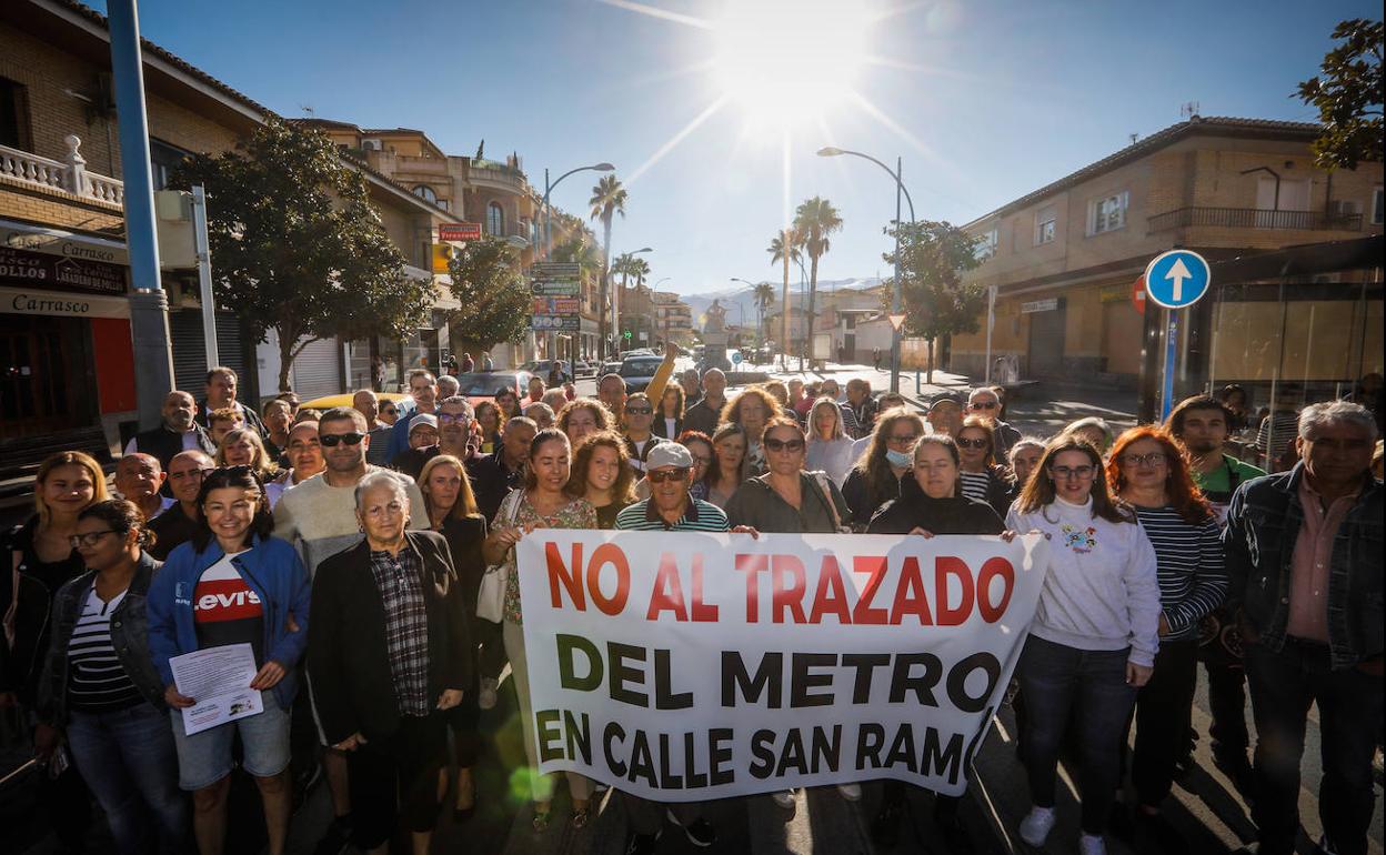 Comerciantes de la calle San Ramón protestan por el trazado del metro por Churriana de la Vega. 