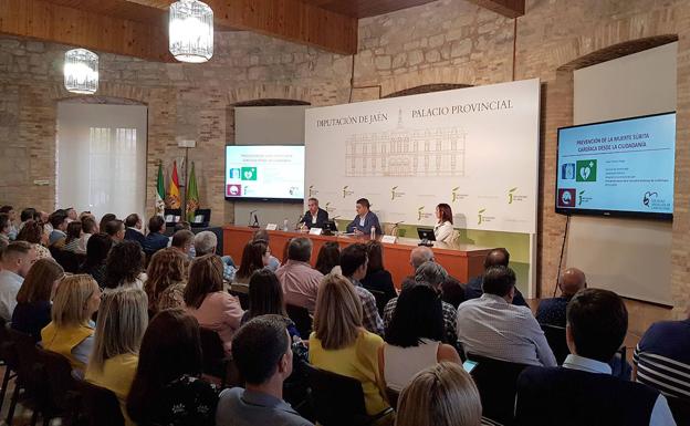 Acto de entrega de los desfibriladores en el Aula de Cultura de Diputación. 