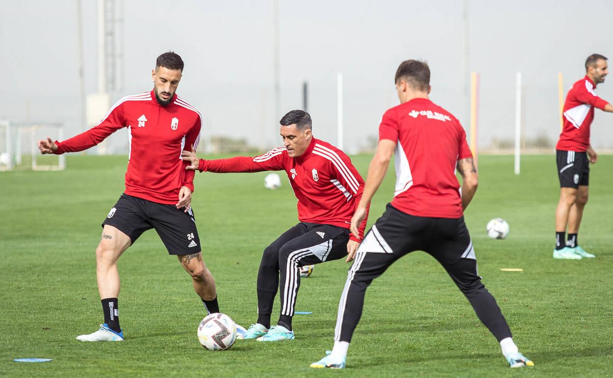 Callejón presiona a Cabaco en presencia de Petrovic. 