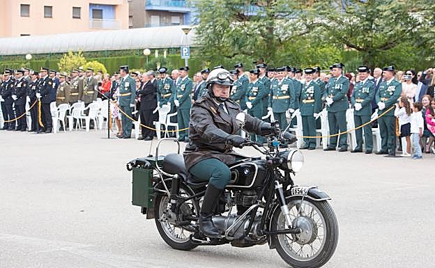 Un guardia civil de Tráfico con una moto clásica.